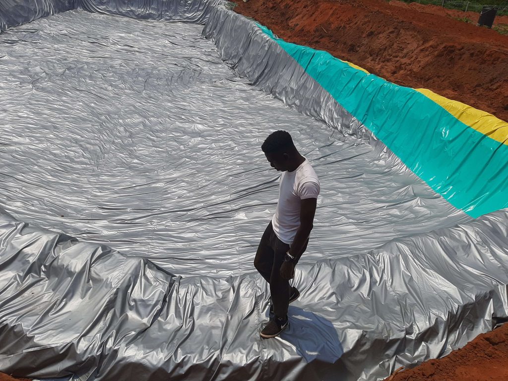 Lining a pond with tarpaulin 